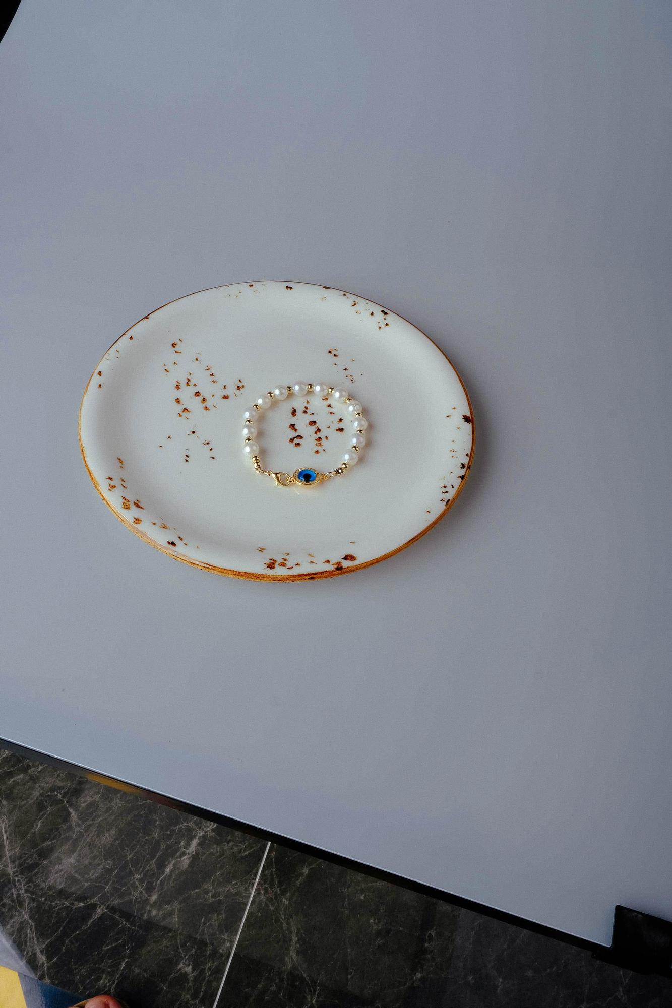 Detal: gotowe danie na ceramicznym talerzu